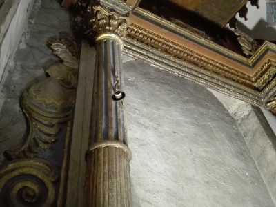 L�altare � confinato da una cornice, anch�essa in legno, ornata da due angeli in evidente stato di gravidanza, avvalorando cos� la devozione alla santa, protettrice delle partorienti, ma anche la volont� di rinascita demografica del paese